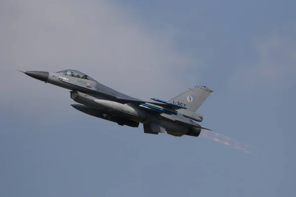 Leeuwarden, Países Bajos abr 11 2016: Un F-16 luchando contra el halcón —  Fotos de Stock
