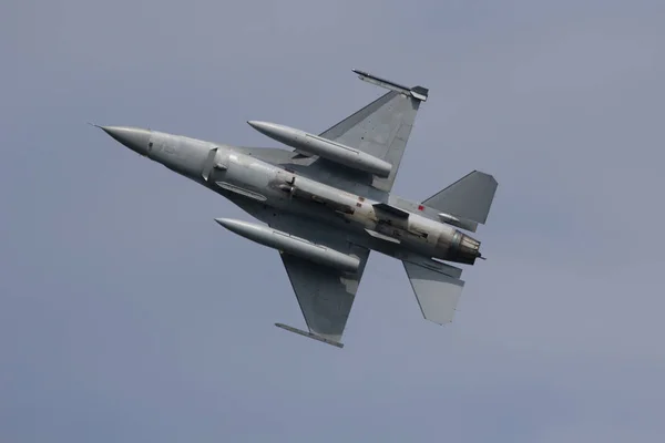 Leeuwarden, Países Bajos abr 11 2016: Un F-16 luchando contra el halcón —  Fotos de Stock