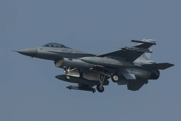 Leeuwarden, Países Bajos abr 10, 2015: F-16 polaco aterrizaje en vie —  Fotos de Stock