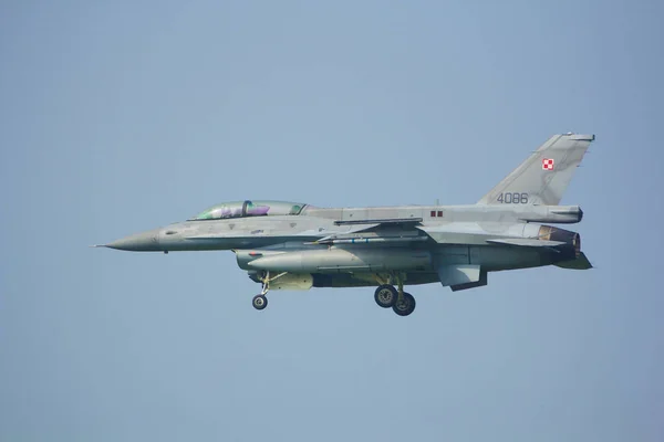 Λεουβάρντεν, Ολλανδία 10 Apr 2015: Πολωνικά f-16 προσγειώνεται στο παρ — Φωτογραφία Αρχείου