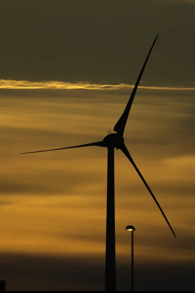 Windturbine Een Straatlantaarn Tijdens Zonsondergang — Stockfoto