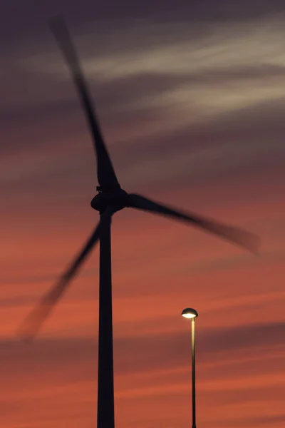 日落时风力涡轮机和路灯 — 图库照片