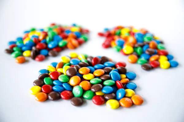 Tre högar av färgade Smarties — Stockfoto