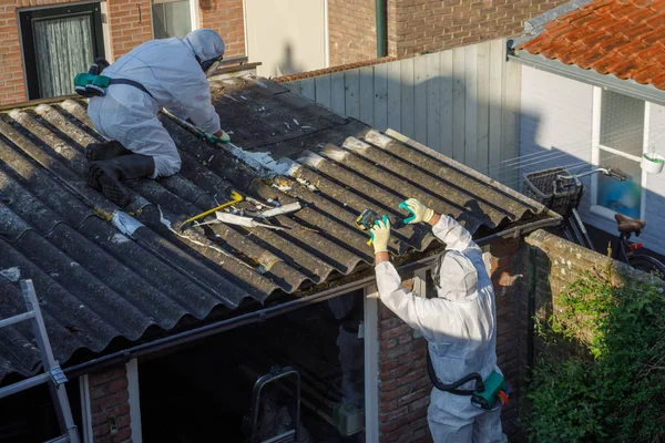 Professional asbestos removal. — Stock Photo, Image