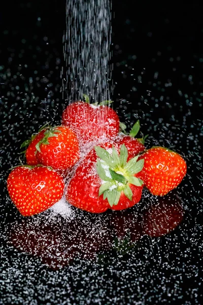 Выливание сахара на свежую красную клубнику — стоковое фото