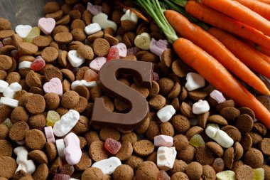 Hollanda karışık şekeri ve pepernoten Sinterklaas şöleni sırasında yenir