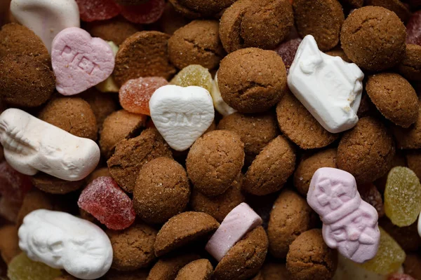 Nederländska blandade godis och pepernoten äts under Sinterklaas fest — Stockfoto