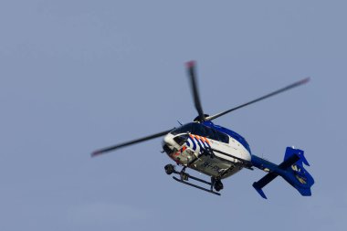 Kampen Hollanda 26 Mayıs 2020: Hollanda Polis helikopteri şüpheli suçluları aramak için uçuyor