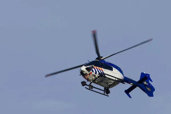 Kampen Holandia Maja 2020 Holenderski Helikopter Policyjny Latający Poszukiwaniu Podejrzanych Zdjęcia Stockowe bez tantiem