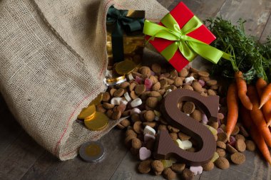 Sinterklaas şöleni sırasında yenen Pepernoten adlı Hollanda şekeri. Yanında Sinterklaas 'ın atına havuç ve çocuğa hediyeler.