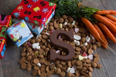 Sinterklaas şöleni sırasında yenen Pepernoten adlı Hollanda şekeri. Yanında Sinterklaas 'ın atına havuç ve çocuğa hediyeler.