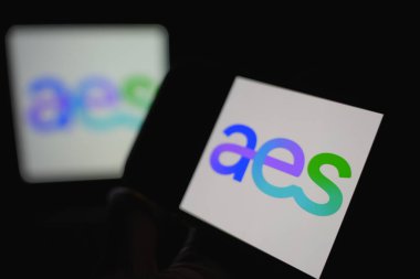 Roosendaal, Hollanda - 14 Eylül 2025: Aes logosunu dijital formatta gösteren cep telefonu.
