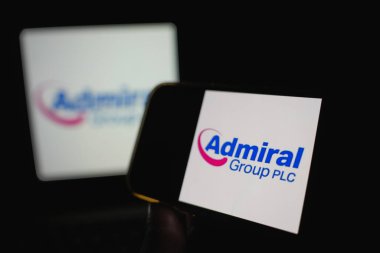 Roosendaal, Hollanda - 14 Eylül 2025: Admiral Group şirket logosu akıllı telefon arayüzünde yer aldı.