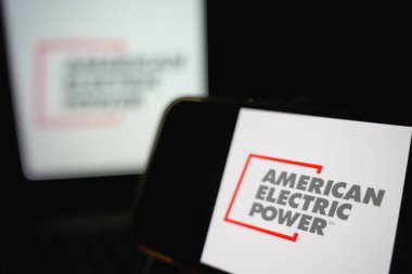 Roosendaal, Hollanda - 14 Eylül 2025: Mobil aygıt ekranda Amerikan Elektrik Gücü kurumsal logosu sergileniyor.