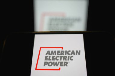 Roosendaal, Hollanda - 14 Eylül 2025: American Electric Power 'ın şirket logosunu gösteren bir cep telefonu.