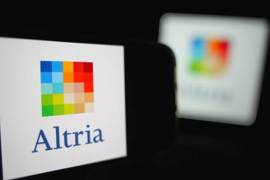 Roosendaal, Hollanda - 14 Eylül 2025: Altria marka logo cep telefonu ekranında görünür.