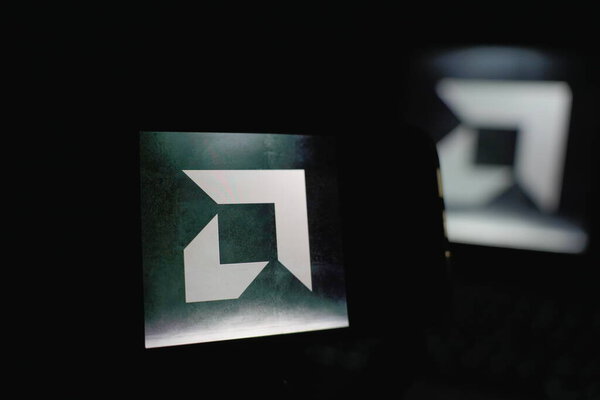 Roosendaal, Нидерланды - 14 сентября 2025 года: логотип марки Advance Micro Devices Amd виден на дисплее мобильного телефона.