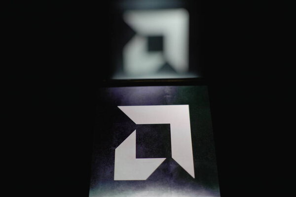 Roosendaal, Нидерланды - 14 сентября 2025 года: Мобильный телефон с логотипом Advance Micro Devices Amd в цифровом формате.