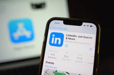 Roosendaal, Hollanda - 17 Eylül 2025: Uygulama Mağazası 'nın indirme sayfasında LinkedIn logosunu gösteren cep telefonu.