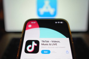 Roosendaal, Hollanda - 17 Eylül 2025: Uygulama Mağazasında TikTok logosunu gösteren bir akıllı telefon.