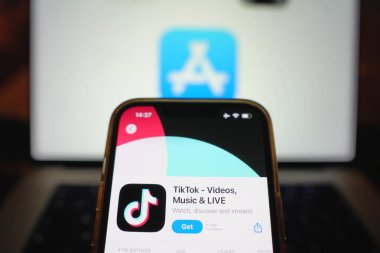Roosendaal, Hollanda - 17 Eylül 2025: Uygulama Mağazası platformu içinde TikTok uygulamasını sunan telefon ekranı.