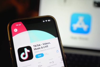 Roosendaal, Hollanda - 17 Eylül 2025: Uygulama Mağazasında TikTok logosunu gösteren bir akıllı telefon.