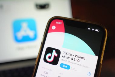 Roosendaal, Hollanda - 17 Eylül 2025: Uygulama Mağazası 'nın indirme sayfasında TikTok logosunu gösteren cep telefonu.