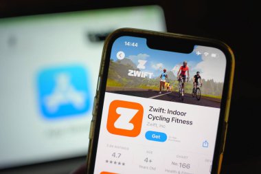 Roosendaal, Hollanda - 17 Eylül 2025: Zwift mobil uygulama simgesini gösteren akıllı telefon arayüzü.