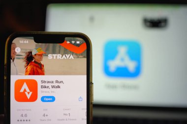 Roosendaal, Hollanda - 17 Eylül 2025: Strava uygulama logosu dijital pazardaki akıllı telefon ekranında yer aldı.