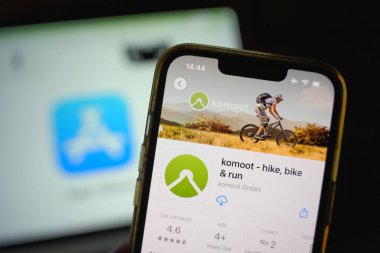 Roosendaal, Hollanda - 17 Eylül 2025: Akıllı telefon Uygulama Mağazası arayüzünde komoot uygulama simgesi görünür.