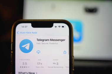 Roosendaal, Hollanda - 17 Eylül 2025: App Store 'da Telegram logosunu gösteren bir akıllı telefon.