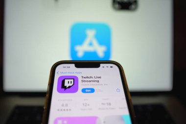 Roosendaal, Hollanda - 17 Eylül 2025: Uygulama Depolama arayüzünde Twitch uygulama simgesini gösteren mobil aygıt ekranı.