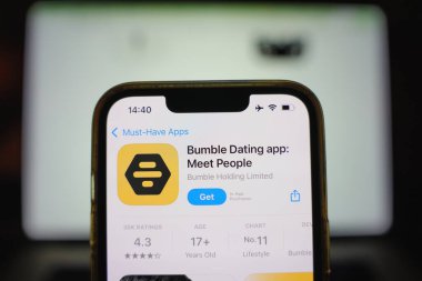 Roosendaal, Hollanda - 17 Eylül 2025: App Store 'da Bumble logosunu gösteren bir akıllı telefon.