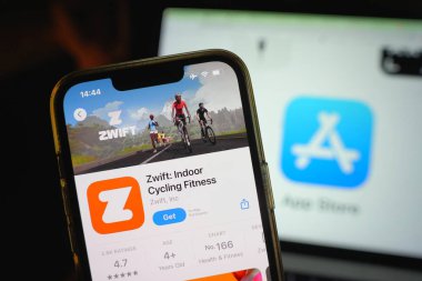 Roosendaal, Hollanda - 17 Eylül 2025: Zwift mobil uygulama simgesini gösteren akıllı telefon arayüzü.
