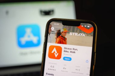 Roosendaal, Hollanda - 17 Eylül 2025: Strava uygulamasının mobil uygulama mağazasında yer aldığı aygıt ekranı.