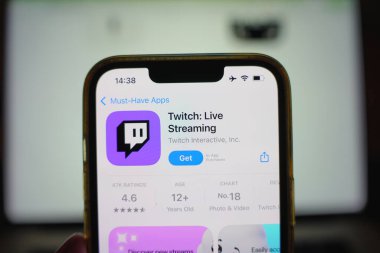 Roosendaal, Hollanda - 17 Eylül 2025: Twitch mobil uygulama simgesini depoda gösteren akıllı telefon arayüzü.