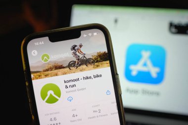 Roosendaal, Hollanda - 17 Eylül 2025: Akıllı telefon Uygulama Mağazası arayüzünde komoot uygulama simgesi görünür.