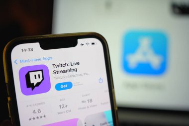 Roosendaal, Hollanda - 17 Eylül 2025: Uygulama Mağazası platformu içinde Twitch uygulamasını tanıtan telefon ekranı.