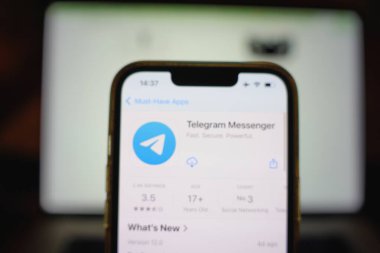 Roosendaal, Hollanda - 17 Eylül 2025: Telegram mobil uygulama simgesini depoda gösteren akıllı telefon arayüzü.