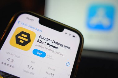 Roosendaal, Hollanda - 17 Eylül 2025: Uygulama Mağazası platformu içinde Bumble uygulamasını sunan telefon ekranı.
