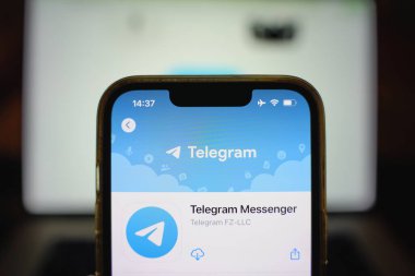 Roosendaal, Hollanda - 17 Eylül 2025: Telegram mobil uygulama simgesini depoda gösteren akıllı telefon arayüzü.