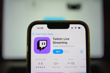 Roosendaal, Hollanda - 17 Eylül 2025: App Store 'da Twitch' in logosunu gösteren bir akıllı telefon.