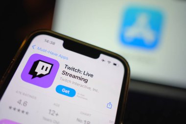 Roosendaal, Hollanda - 17 Eylül 2025: Uygulama Mağazası 'nın indirme sayfasında Twitch logosunu gösteren cep telefonu.