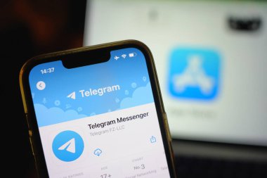 Roosendaal, Hollanda - 17 Eylül 2025: Uygulama Depolama arayüzünde Telegram uygulama simgesini gösteren mobil aygıt ekranı.