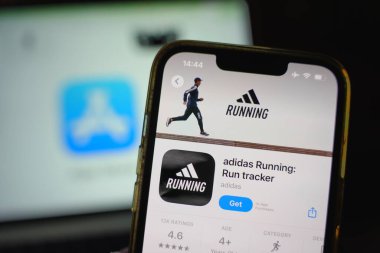 Roosendaal, Hollanda - 17 Eylül 2025: App Store 'da Adidas' ın logosunu gösteren bir akıllı telefon.