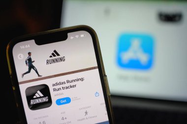 Roosendaal, Hollanda - 17 Eylül 2025: Mobil uygulama mağazasında Adidas uygulamasının yer aldığı aygıt ekranı.