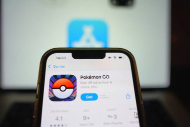 Roosendaal, Hollanda - 17 Eylül 2025: Pokemon Go uygulama logosu dijital pazardaki akıllı telefon ekranında yer aldı.