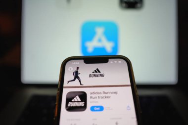 Roosendaal, Hollanda - 17 Eylül 2025: Uygulama Depolama arayüzünde Adidas uygulama simgesini gösteren mobil aygıt ekranı.