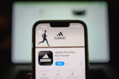 Roosendaal, Hollanda - 17 Eylül 2025: Mobil uygulama mağazasında Adidas uygulamasının yer aldığı aygıt ekranı.