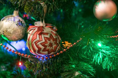 Ağaçta Noel süsleri var.